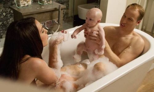 Kate Middleton-William: Οικογενειακή Ευτυχία..Στην μπανιέρα με τον γιο τους.. παιδιά διασήμων 