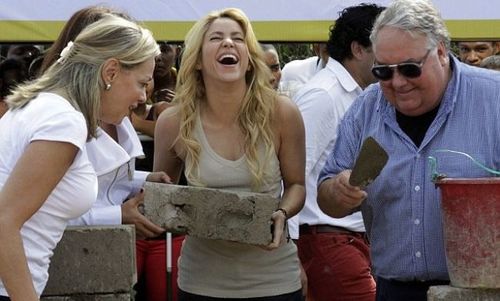 Η Shakira τοποθέτησε το πρώτο τούβλο στο σχολείο της 